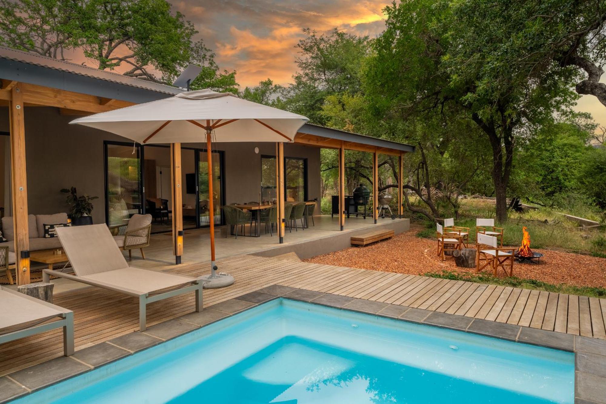 Nomads Den Private Villa With Heated Pool On Hoedspruit Wildlife Estate Riverbed Habitación foto