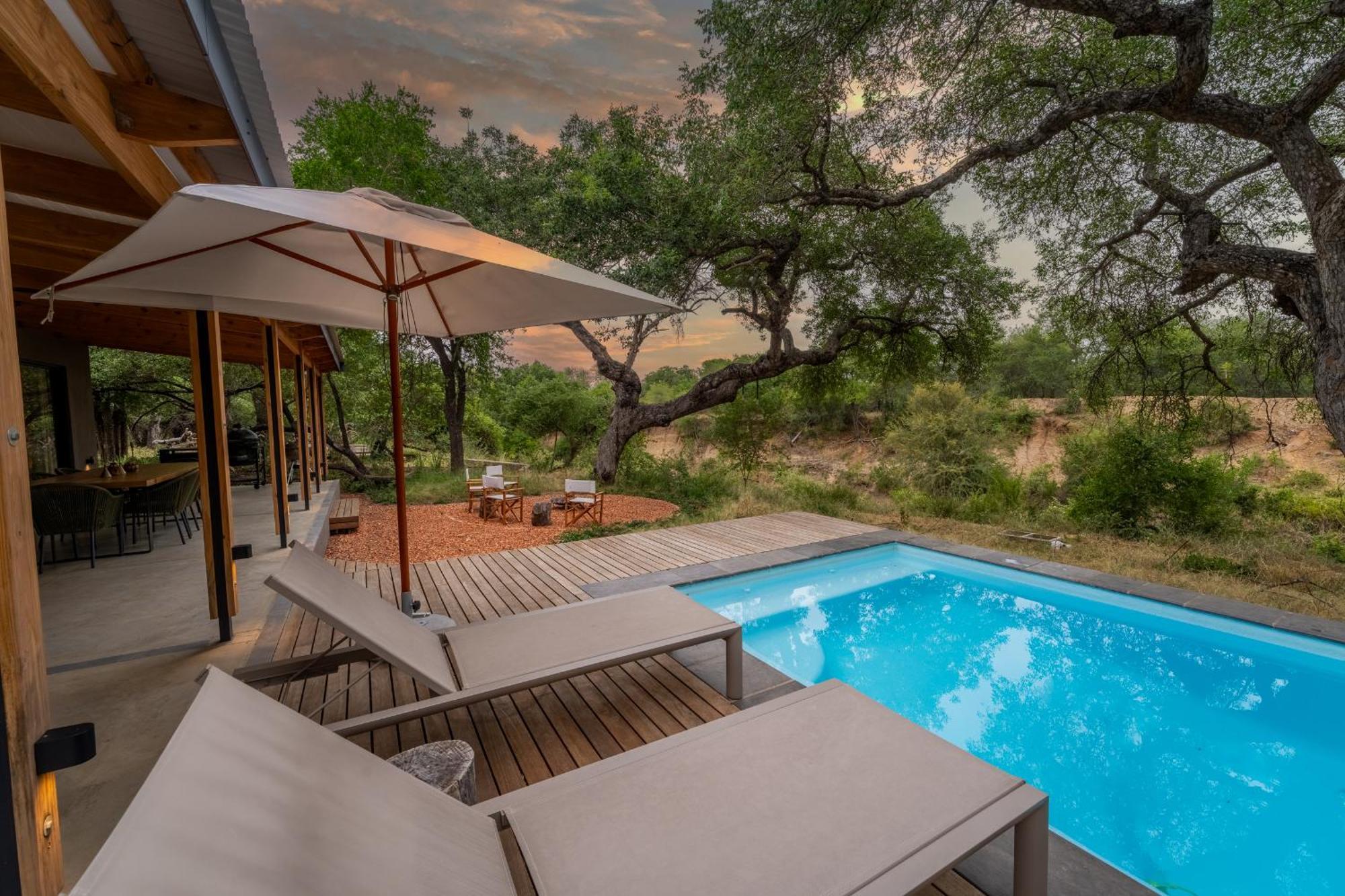 Nomads Den Private Villa With Heated Pool On Hoedspruit Wildlife Estate Riverbed Habitación foto